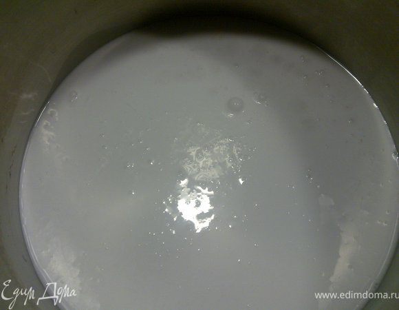 Сливки довести до кипения и сразу снять с огня