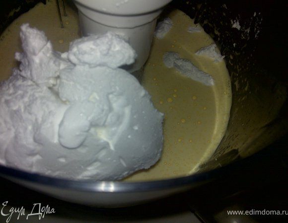 Добавить взбитые сливки и взбить