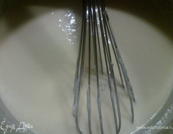 Горячие сливки ввести во взбитые желтки и перемешать. Поставить на небольшой огонь и, перемешивая, довести до кипения. Снять с огня в момент закипания. 