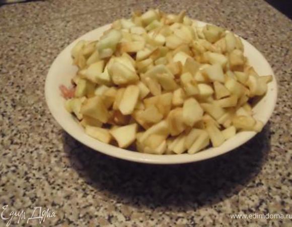Яблоки (непременно кисловатые) почистить, мелко порезать. Если яблоки недостаточно кислые, сбрызнуть лимонным соком. Крупно порубить орехи.