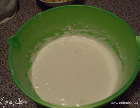 Всыпать сахар, хорошенько взбить. Добавить муку, разрыхлитель, ванилин и быстро перемешать.