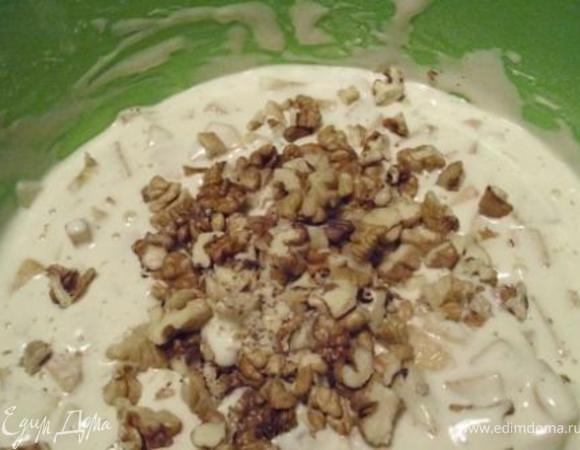 Аккуратно ввести в тесто яблоки и орехи.