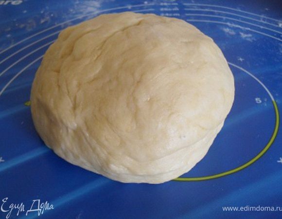Добавить муку, замесить гладкое эластичное тесто.