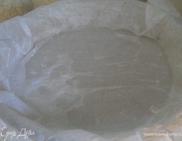 Форму выложить пергаментом, промазать его маслом.