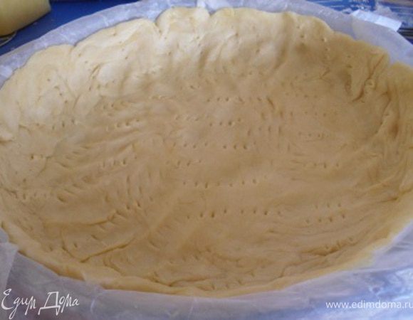 Распределить тесто по форме, сделать  бортики.