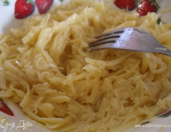 Яйца взбить с со, добавить сыр, перемешать.