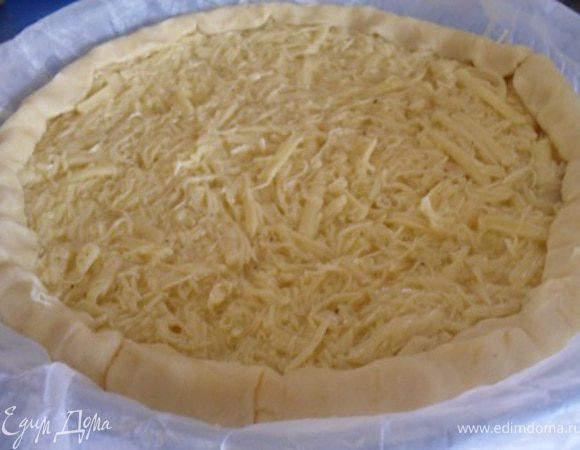 Отправить пирог в разогретую до 200*С духовку, выпекать до золотистого цвета.