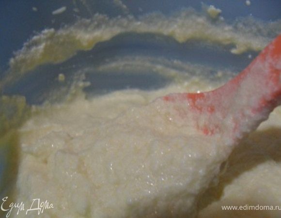 Для крема взбить сгущенное молоко с маслом, взбивать до гладкости.
