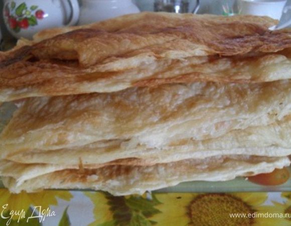 Выпеченные коржи остудить.Один корж измолоть в крошку.