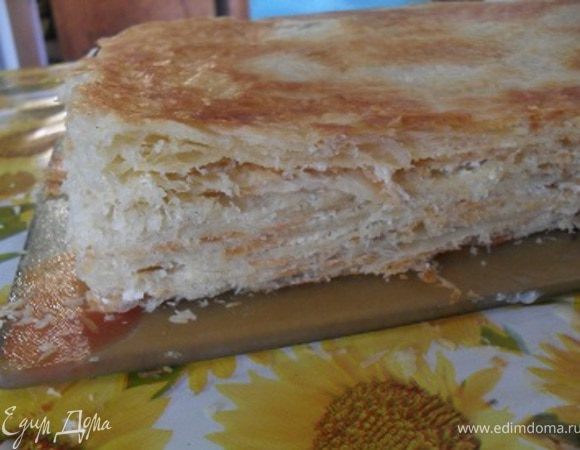 Все коржи, кроме верхнего, промазать кремом, подравнять торт.После смазать верхний корж кремом.Украсить верх и бока торта крошкой.