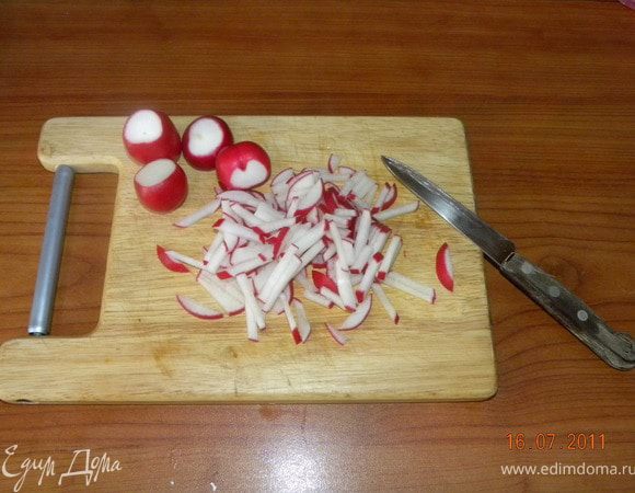 Редиску промыть и нарезать соломкой