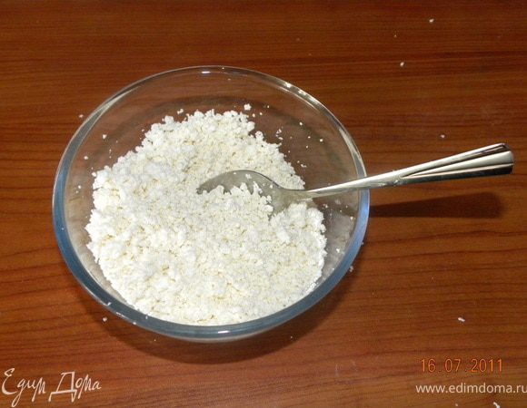 Творог слегка посолить
