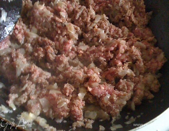 В соковороду с припущенным луком добавляем фарш домашний.Готовим до полуготовности.