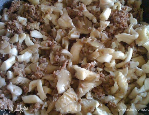 Когда фарш дошел до состояния полуготовности, добавляем вешенки.