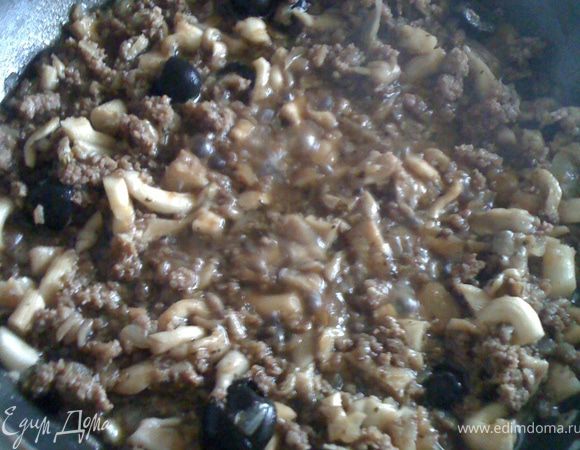 Также по вкусу добавляем итальянские травы, оливки ,порезанные кружочками, и мяту.Тушим еще пару минут.