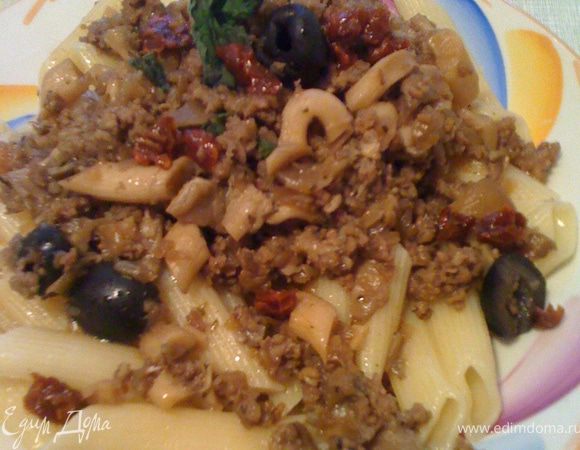 Отвариваем макароны. Обязательно их сбрызнуть оливковым маслом. Выкладываем макароны на тарелку, сверху нашу смесь.
Добавляем пикантности в виде нарезанного вяленного томата. Украшаем веточкой мяты.