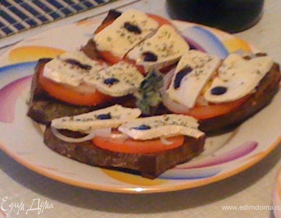Бутербродики за 3 минуты. Обжариваем на сухой сковороде черный хлеб,после обжарки капаем пару капель оливкового масла, сверху кладем тонко тонко нарезанный полукольцами репчатый лук, свежий томат, ломтики сыра Камамбер, посыпаем орегано,майораном (или всё той же смесью итальянских трав), пару капель бальзамического крема.Готово!