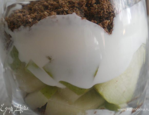 В бокал выложить слой детского творога, затем тёртый шоколад. Грушу нарезать ломтиками и выложить поверх шоколада. Потом снова творог  и украсить тёртым шоколадом.