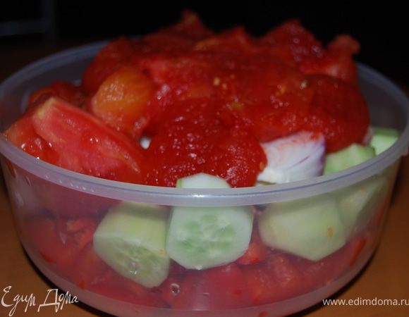 Все овощи вымыть. Помидоры ошпарить кипятком и очистить от кожицы и семян, огурцы очистить от кожуры, крупно нарезать, перцы очистить от семечек и порубить на куски, лук и чеснок очистить.