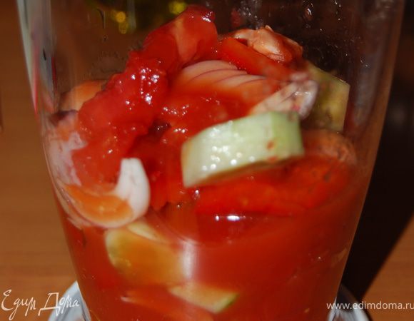 Нарезанные овощи небольшими порциями измельчать в блендере, добавляя к каждой порции оливковое масло и томатный сок.
