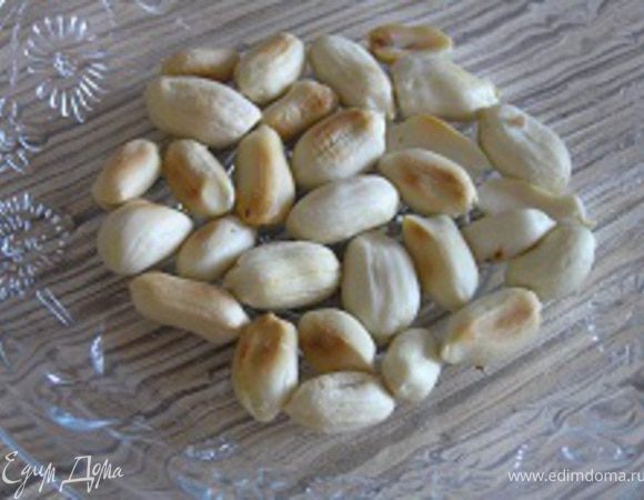 Арахис обжарить, очистить от шелухи.