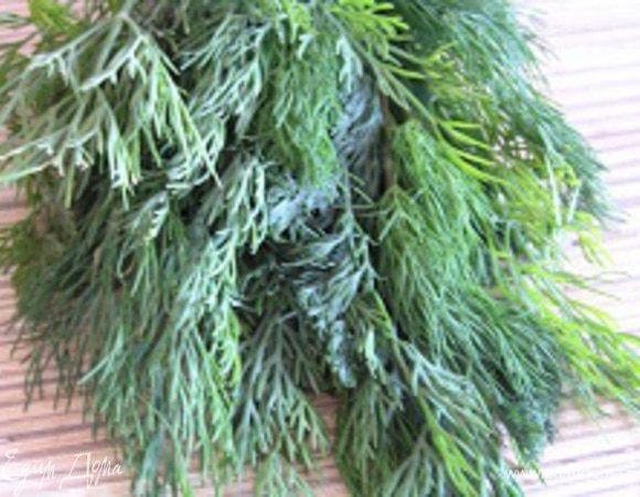 Укроп промыть, чеснок нарезать.