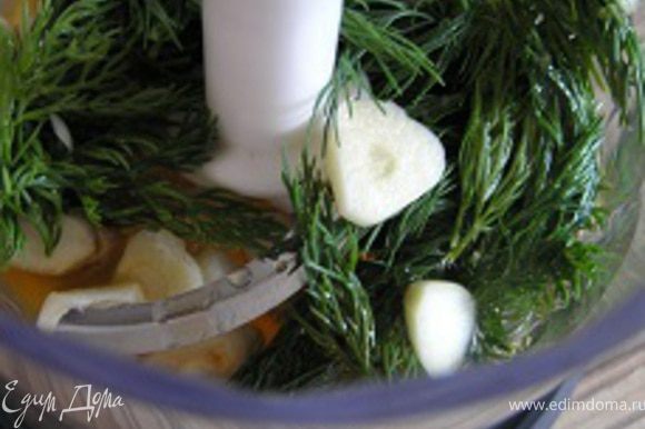 Арахис, укроп, чеснок, растительное масло, сок апельсина и бальзамический уксус положить в чашу блендера.