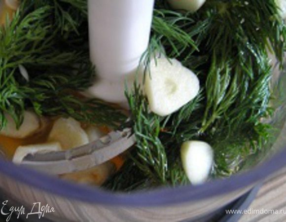 Арахис, укроп, чеснок, растительное масло, сок апельсина и бальзамический уксус положить в чашу блендера.