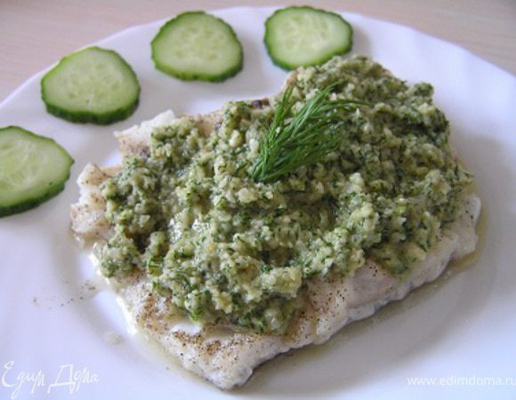 На готовую рыбу выложить арахисовый соус, украсить укропом. Приятного аппетита!