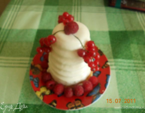 когда суфле застыло, готовим десерт, из бисквитного коржа вырезаем круг диаметром со стакан в котором находиться наше суфле, берем стакан с суфле, опускаем его в теплую воду на несколько секунд, чтоб суфле отошло от стенок стакана,и быстро переворачиваем стакан на бисквитный корж, получилась пирамидка, украшаем ягодами десерт готов!