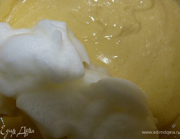 Отделить желтки от белков. В желтки добавить сахар, взбить. Затем добавить минеральную воду, коньяк и снова взбить. Белки взбить в крепкую пену. Муку с разрыхлителем просеять к желткам с сахаром, перемешать. Постепенно ввести в тесто белки. Аккуратно перемешать.