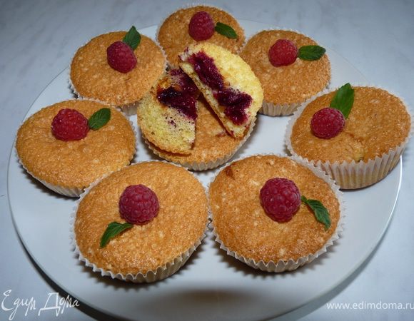 Готовые кексы украсить ягодами и мятой.