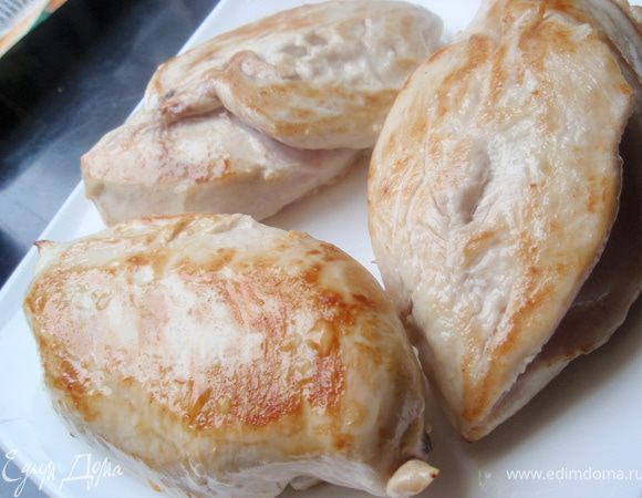 Куриное филе промыть, просушить бумажным полотенцем. Обжарить с двух сторон на небольшом количестве масла до золотистого цвета. Снять с плиты и посыпать солью немного. 