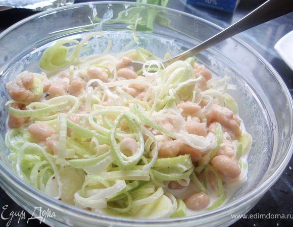 Добавить лук к фасоли с чесноком и приправить щепоткой мускатного ореха, белового перца и молотой гвоздики. Добавить сливки, посолить и перемешать. С гвоздикой будьте осторожны, у ней очень яркий аромат и вкус. Я взяла 5 маленьких гвоздичек и у меня было в самый раз. 