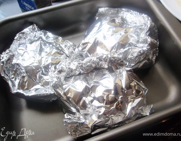 Теперь плотно заворачиваем конвертики. Важно чтобы не было дырок в фольге, иначе весь ценный соус утечет и курочка получится не такой сочной. И укладываем на противень или в форму. Ставим в духовку на 220 гр. на 20 минут. Я ставила "вверх + низ".