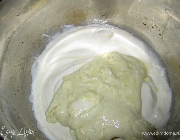 Растопить белый шоколад.
Добавить к меньшей части творожной масы.
Хорошо взбить.