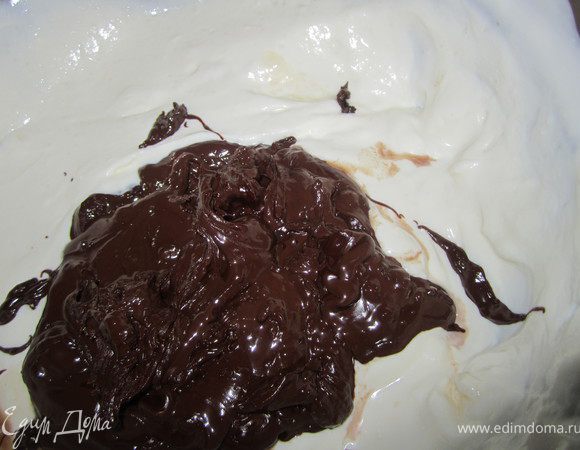 Растопить черный шоколад, ввести в творожную масу.
Взбить.