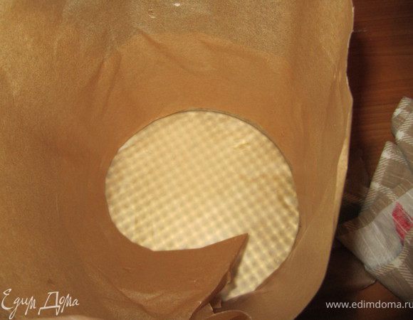 Берем разъемную форму, дно и края закрываем пергаментной бумагой.
Заливаем коричневое суфле.