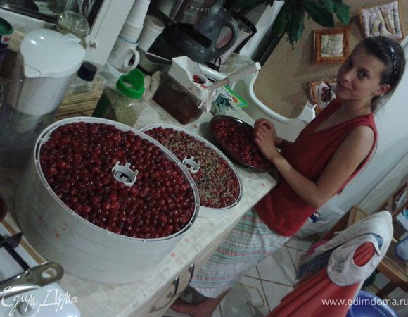 Вишню перебрать, помыть, дать стечь воде и удалить косточки. (Еще одна удача, мне помагала Маргаритына подружка. ЕЕ вы могли видеть на фото ЧБ Трбфеля).