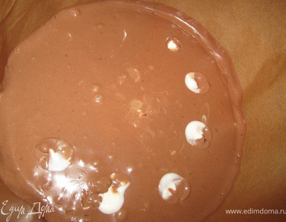 Заполнить шприц белым желе.
И аккуратно погружая шприц в шоколадное желе, выдавливать небольшие порции из шприца.