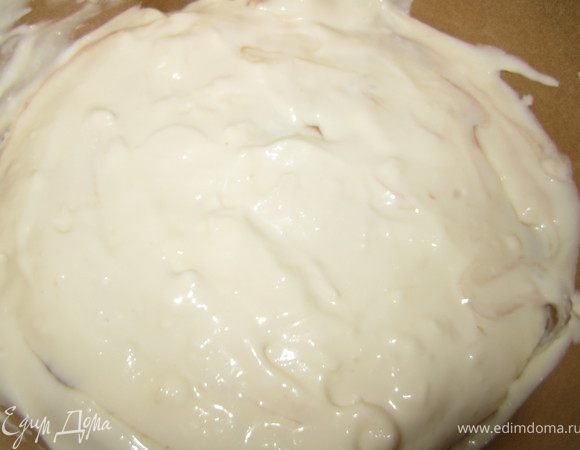 Остатки белого желе можно выложить сверху.
Поставить в холодильник на 2-3 часа.