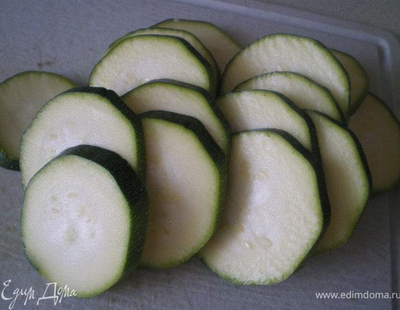 Вымыть и обсушить цукини. Порезать цукини кружочками.