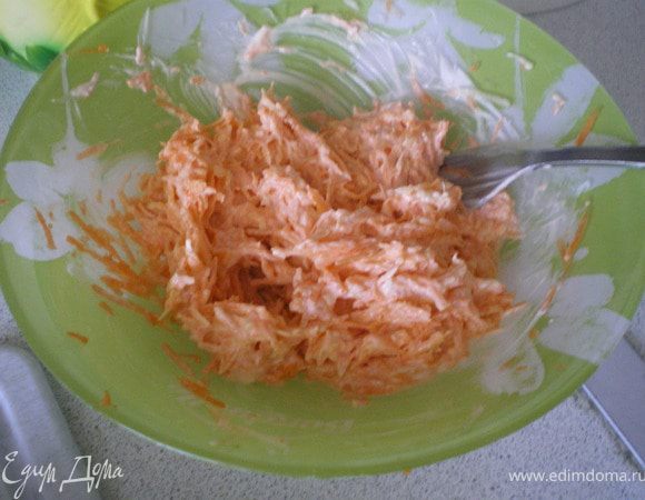 Морковь и чеснок натереть на тёрке, заправить майонезом.
