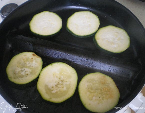 Кружочки цукини обжарить на оливковом масле. 