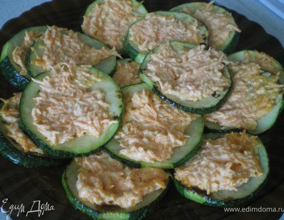 На каждый кружочек цукини положить начинку из морковки.