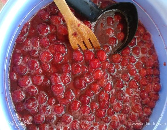 У меня осталось (не поместилось в сушку) около 3-х кг вишни, и я решила сделать ее "в собственном соку".