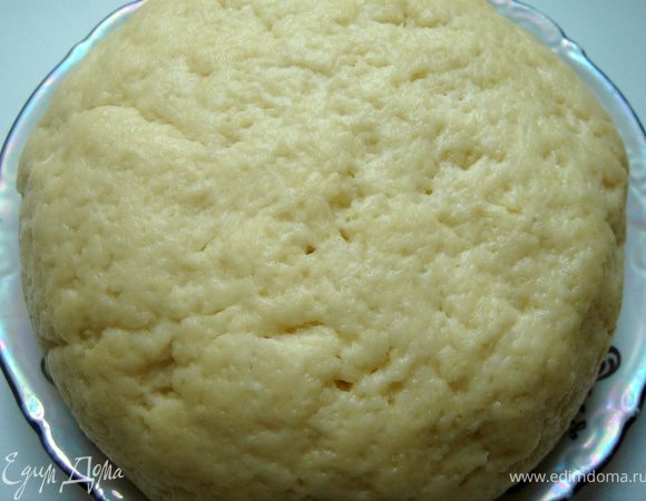 Смешать сухие ингредиенты.Добавить кусочки холодного сливочного масла.Хорошо всё растереть.Влить молоко и замесить тесто.Убрать в холодильник на 30 минут.