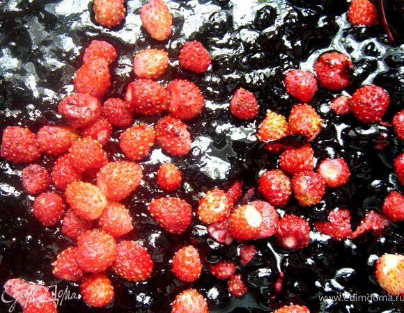 Ягоды черники выложить в сотейник,засыпать их сахаром и дать настояться минут 30,чтобы пустили сок.Затем в ягоды добавить крахмал и хорошо всё перемешать.Поставить сотейник на средний огонь,довести до кипения и проварить минут 10 до загустения.Остудить и смешать с земляникой.