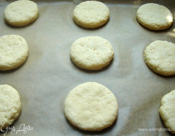 Тесто раскатать на присыпанной мукой поверхности толщиной 1-1,5см.Стаканом(d=7cм)вырезать 8-10 пирожных.Выложить их на застеленный пекарской бумагой противень.Поверхность смазать молоком или растопленным маслом.Выпекать при t 200*С 20-30 минут(до готовности).