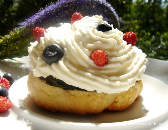 Готовое пирожное разрезать пополам,нижнюю часть смазать 2 ч.л.густого киселя,накрыть верхушкой и осторожно прижать.Сливки с сахарной пудрой взбить.Смазать ими верх пирожного и украсить ягодами.Поставить в холодильник на 30-40 минут.